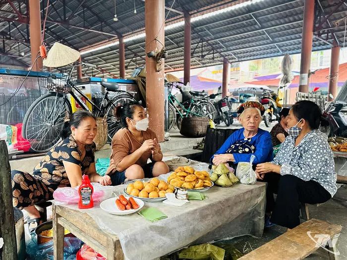 Đến chợ là dịp các bà, các chị được cùng nhau tâm tình, trò chuyện. 