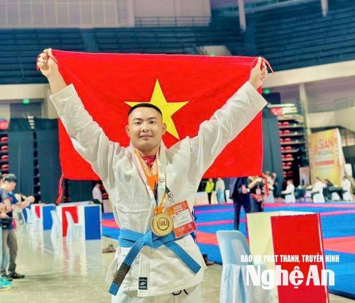 Võ sĩ Nguyễn Tất Lộc đang là vận động viên thuộc biên chế của Trung tâm Huấn luyện và Thi đấu TDTT Nghệ An. Ảnh: NVCC