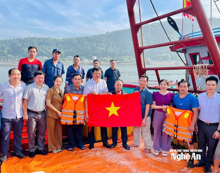 Đồng chí Ngô Đức Kiên – Bí thư Đảng ủy, Chủ tịch HĐND phường cùng lãnh đạo phường Cửa Lò trao cờ thi đua cho ngư dân. Ảnh: T.P
