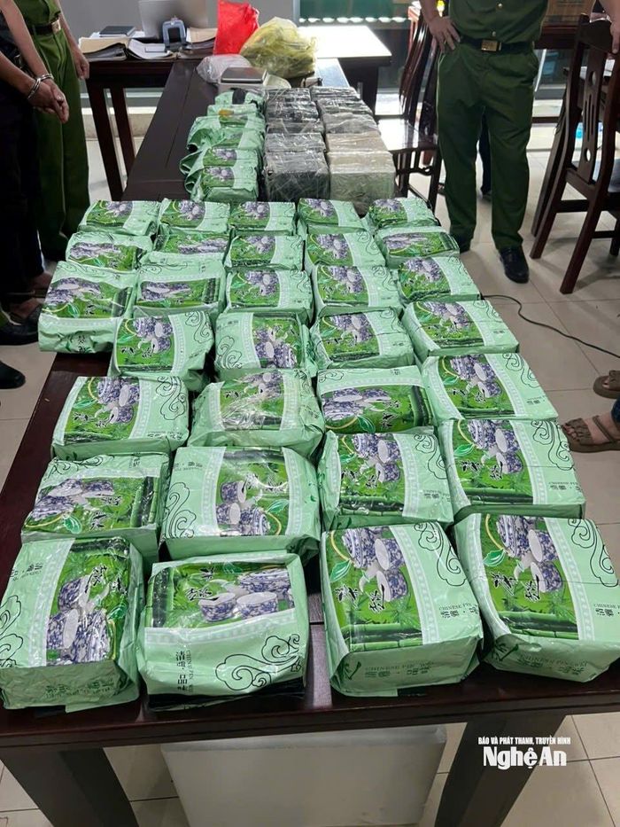 60 bánh heroin bị thu giữ. Ảnh: Cao Loan