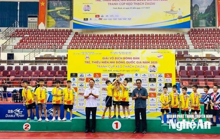 Các tay vợt nhí Nguyễn Đình Quốc Anh, Phạm Trung Vương và Nguyễn Minh Lâm giành Huy chương Vàng nội dung đồng đội nam 7–9 tuổi. Ảnh: Trung tâm Huấn luyện và Thi đấu TDTT Nghệ An