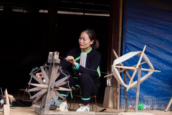 Phụ nữ dân tộc Dao xe sợi làm trang phục.