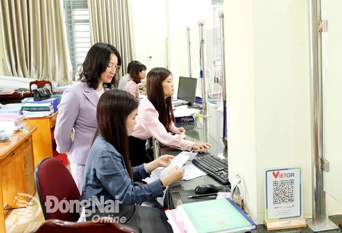 Bí thư Đảng ủy xã Thuận Lợi Bùi Thị Minh Thúy kiểm tra việc vận hành tại Trung tâm Phục vụ hành chính công xã. Ảnh: Anh Ngọc