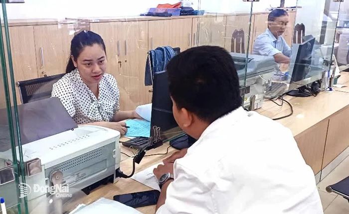 Chuyên viên Sở Tư pháp Mạc Thị Hải hướng dẫn thủ tục hành chính cho người dân tại Trung tâm Phục vụ hành chính công tỉnh Đồng Nai. Ảnh: An Nhơn