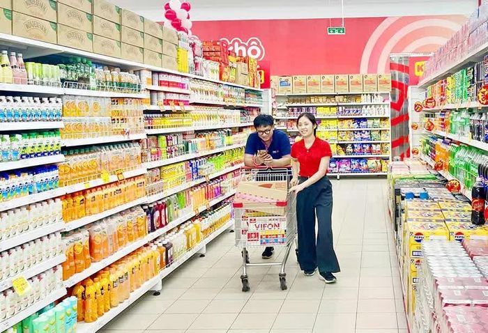 Người tiêu dùng mua hàng tại Trung tâm thương mại Tasco Mall. Ảnh: Đỗ Tâm