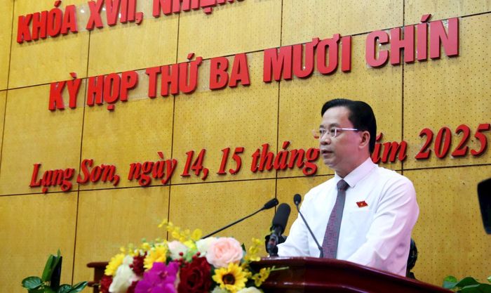 Bí thư Tỉnh ủy, Trưởng Đoàn ĐBQH tỉnh Hoàng Văn Nghiệm phát biểu chỉ đạo tại kỳ họp. Ảnh: Thanh Bình