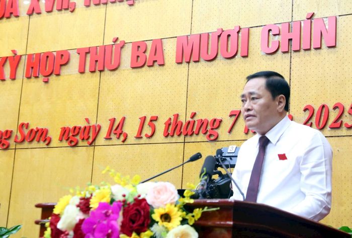Chủ tịch UBND tỉnh Hồ Tiến Thiệu phát biểu tại kỳ họp. Ảnh: Thanh Bình