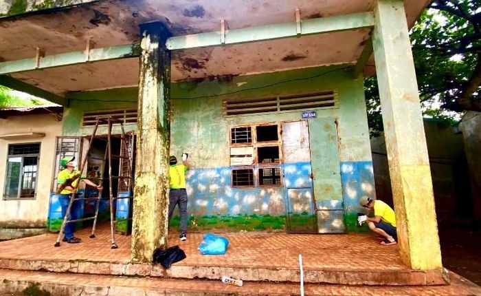 Các thành viên của các CLB runner tiến hành sơn lại phòng học cho các điểm trường tại làng Tào Roòng