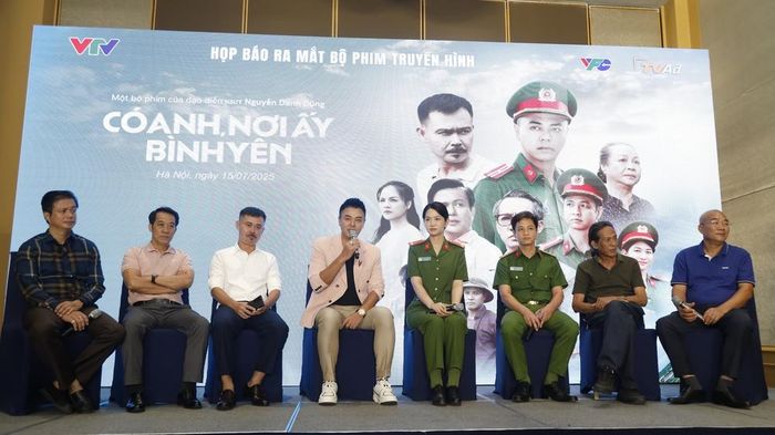 Diễn viên Tuấn Tú (vest hồng) đảm nhận vai chính trong dự án lần này. Ảnh: VFC