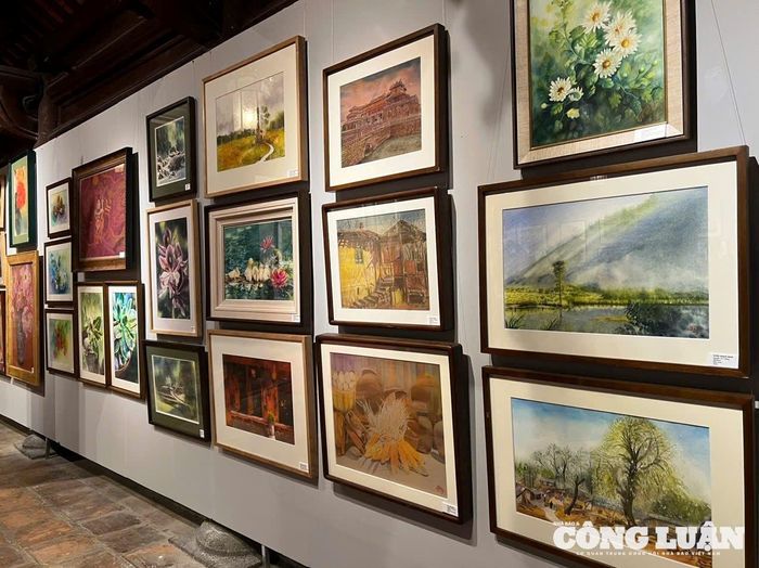 Không gian trưng bày các tác phẩm hội họa với chủ đề "Nối" tại Văn Miếu - Quốc Tử Giám.