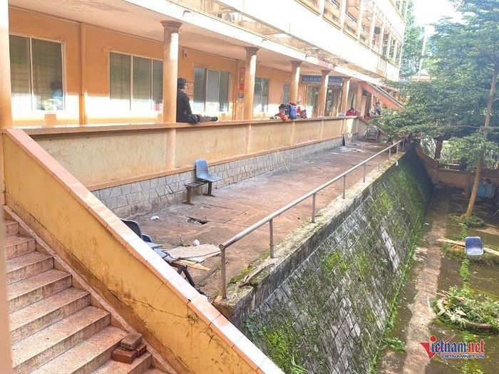 Theo Giám đốc Sở Y tế Gia Lai, đây là khu vực không đảm bảo an toàn, không nên để người thân bệnh nhân căng bạt nằm nghỉ. Ảnh: Trần Hoàn