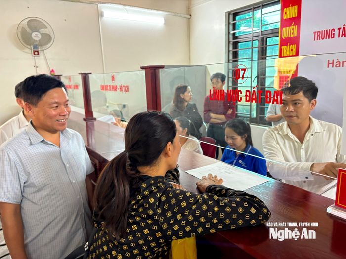 Đồng chí Hoàng Phú Hiền - Phó Chủ tịch UBND tỉnh và các đồng chí lãnh đạo các sở, ngành kiểm tra tại Trung tâm Phục vụ hành chính công xã Nghĩa Hưng. Ảnh: Minh Thái
