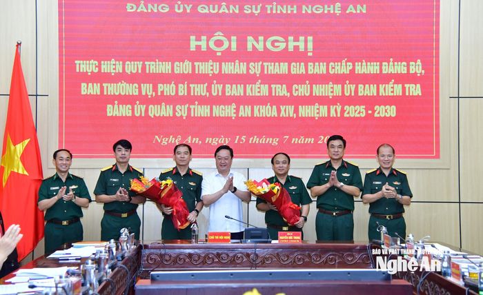 Đồng chí Nguyễn Đức Trung - Bí thư Tỉnh ủy, Bí thư Đảng ủy Quân sự tỉnh cùng các đồng chí trong Đảng ủy Bộ CHQS tỉnh tặng hoa các đồng chí: Đại tá Hoàng Đình Luân - Phó Chỉ huy trưởng, Tham mưu trưởng Bộ CHQS tỉnh; Đại tá Nguyễn Công Lực - Phó Chỉ huy trưởng, kiêm Chỉ huy trưởng Ban Chỉ huy Bộ đội Biên phòng tỉnh tham gia Ban Thường vụ Đảng ủy Quân sự tỉnh nhiệm kỳ 2025 - 2030. Ảnh: Châu Khang
