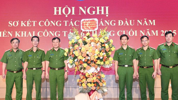 Thượng tướng Nguyễn Văn Long, Thứ trưởng Bộ Công an gửi lẵng hoa chúc mừng chiến công, thành tích của Cục Cảnh sát điều tra tội phạm về ma túy 6 tháng đầu năm.