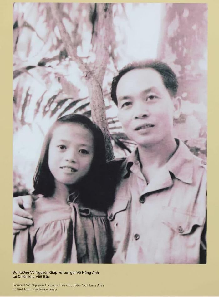 Bức ảnh Đại tướng Võ Nguyên Giáp và con gái tại Chiến khu Việt Bắc được trưng bày tại Triển lãm. Ảnh: Thành Phương – TTXVN