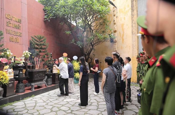 Lễ dâng hương, tưởng niệm các anh hùng liệt sỹ, nghĩa sỹ, chí sỹ yêu nước tại Đài tưởng niệm nhà tù Hỏa Lò. Ảnh Thành Phương - TTXVN
