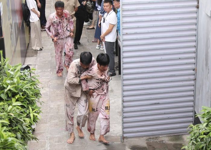 Triển lãm tái hiện cuộc sống trong nhà nhù Hỏa Lò của các chiến sĩ cách mạng. Ảnh: Thành Phương – TTXVN
