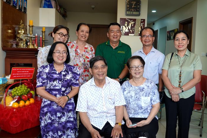  Đoàn lãnh đạo Thành ủy thăm và tặng quà nhạc sĩ Nguyễn Văn Sanh. Ảnh: THÚY BÌNH 