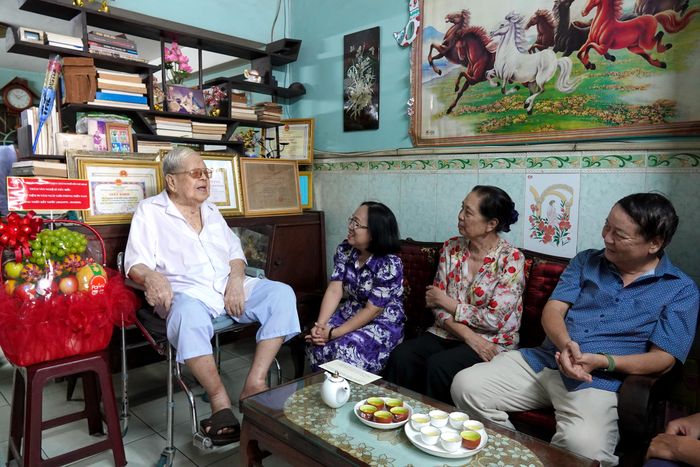  Phó Trưởng Ban Tuyên giáo và Dân vận Thành ủy TPHCM Đinh Thị Thanh Thủy đại diện lãnh đạo Thành ủy, HĐND, UBND, Ủy ban MTTQ Việt Nam TPHCM, thăm và tặng quà tác giả Dương Linh. Ảnh: THÚY BÌNH 