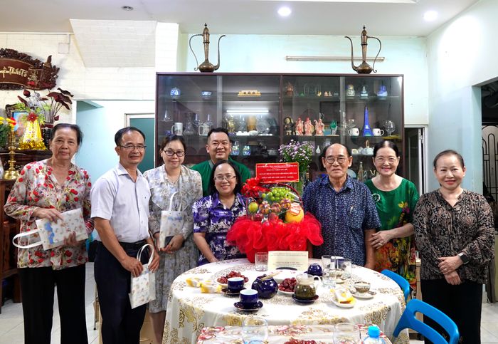  Đoàn lãnh đạo Thành ủy thăm và tặng quà NSND Hồ Văn Thành. Ảnh: THÚY BÌNH 