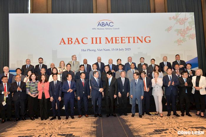 Chủ tịch nước Lương Cường chụp ảnh lưu niệm với các thành viên ABAC