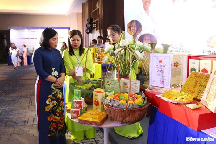 Các gian hàng tại triển lãm giới thiệu về tiềm năng kinh tế, đặc sản địa phương của thành phố Hải Phòng.