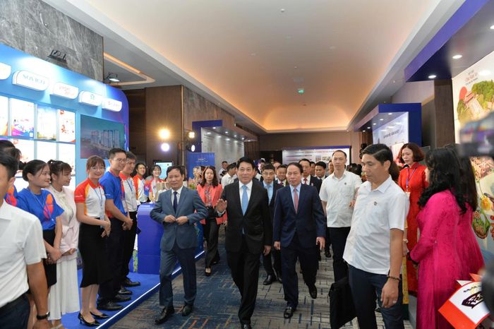 Bên lề Kỳ họp ABAC III, Chủ tịch nước Lương Cường và đoàn công tác tham đã quan các gian triển lãm giới thiệu về tiềm năng kinh tế, đặc sản địa phương của thành phố Hải Phòng.
