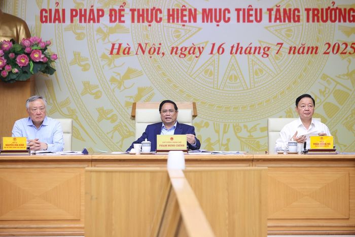 Thủ tướng lưu ý các bộ, ngành, cơ quan, địa phương tập trung tổ chức thành công Đại hội Đảng các cấp, nhưng không để ảnh hưởng tới mục tiêu tăng trưởng.
