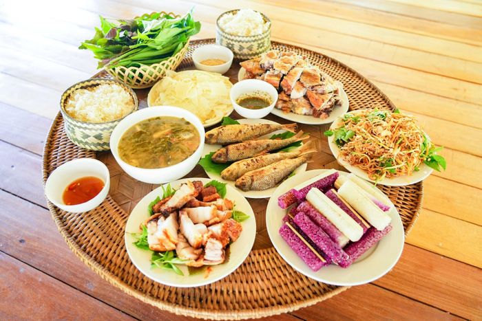 Bữa cơm đậm đà hương vị truyền thống. Ảnh: Minh Quân