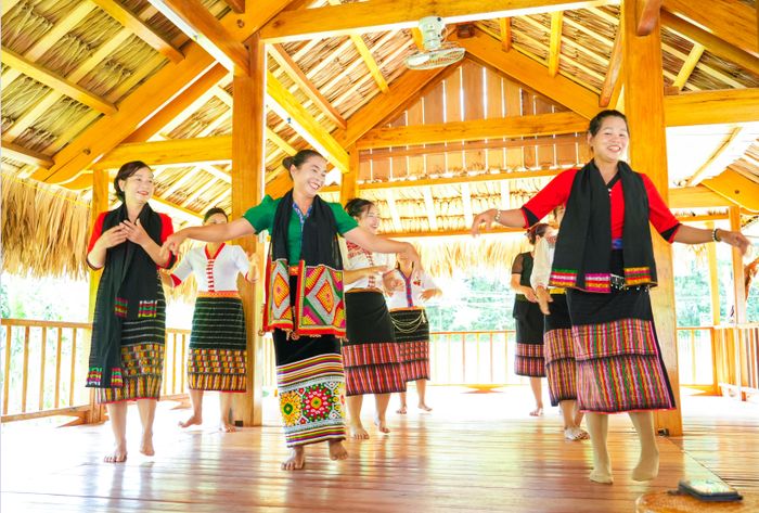 Câu lạc bộ Dân ca, dân vũ bản Vều với 36 thành viên duy trì sinh hoạt đều đặn và thường xuyên biểu diễn phục vụ khách du lịch. Những điệu xòe Thái uyển chuyển, tiếng hát mộc mạc, chân thành vang lên trong không gian nhà sàn khiến nhiều du khách dừng chân thật lâu để thưởng thức, để “đem một phần Tây Nghệ về nhà” qua những giai điệu còn vương vấn. Ảnh: Minh Quân