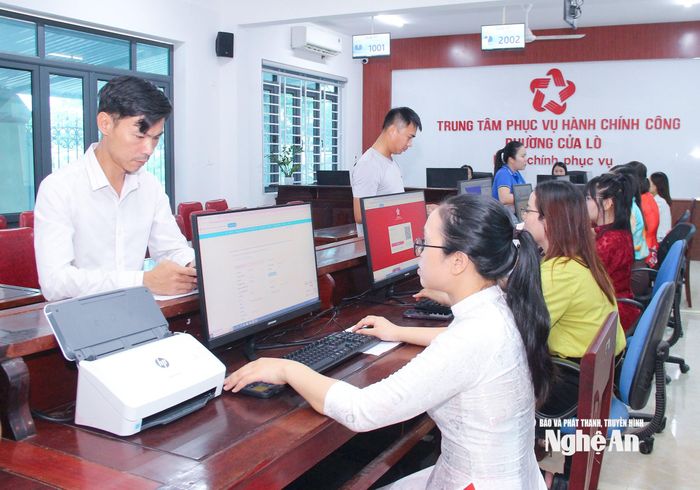 Cán bộ Trung tâm Phục vụ hành chính công phường Cửa Lò giải quyết thủ tục cho người dân. Ảnh: Mai Hoa