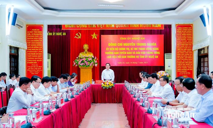 Trưởng ban Tuyên giáo và Dân vận Trung ương Nguyễn Trọng Nghĩa làm việc với Ban Thường vụ Tỉnh ủy Nghệ An. Ảnh: Phạm Bằng