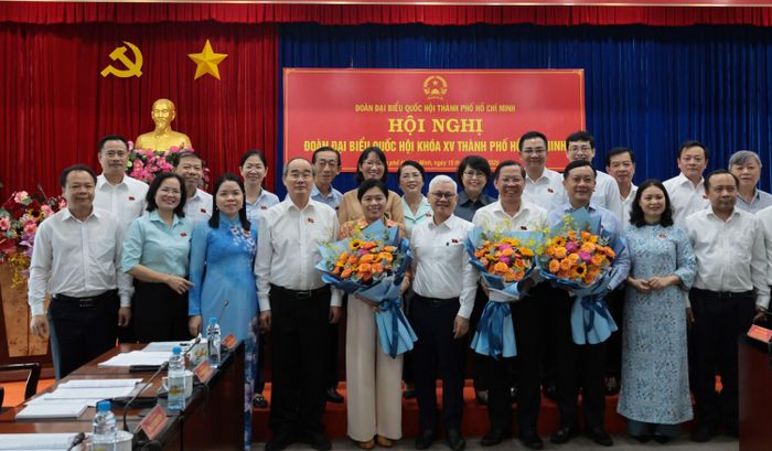 Đoàn Đại biểu Quốc hội khóa XV TP.Hồ Chí Minh tặng hoa tri ân các lãnh đạo Đoàn Đại biểu Quốc hội khóa XV TP.Hồ Chí Minh nghỉ hưu và chuyển công tác