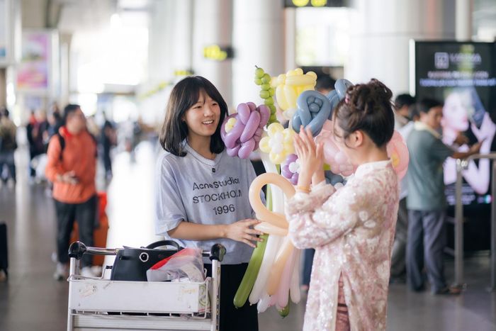  Phương Mỹ Chi đón ca sĩ Khả Lâu (Trung Quốc) đến TP.HCM, ngày 15/7. Ảnh: Phương Mỹ Chi. 
