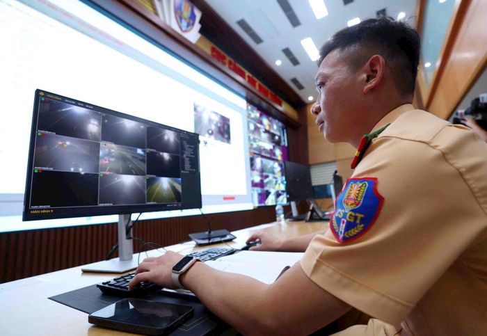 Cán bộ cảnh sát giao thông trực, xử lý vi phạm qua hệ thống camera giám sát trên các tuyến đường cao tốc đêm 16/7.