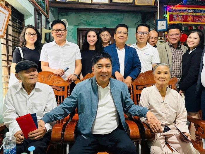 Những chuyến về thăm gia đình các cộng sự đã trở thành hành trình quen thuộc của Chủ tịch Hồ Minh Hoàng mỗi dịp xuân sang (ông Hoàng cùng đại diện cán bộ, nhân viên khu vực miền Trung tới thăm hỏi chúc Tết thân sinh Phó Chủ tịch Tập đoàn Nguyễn Tấn Đông).