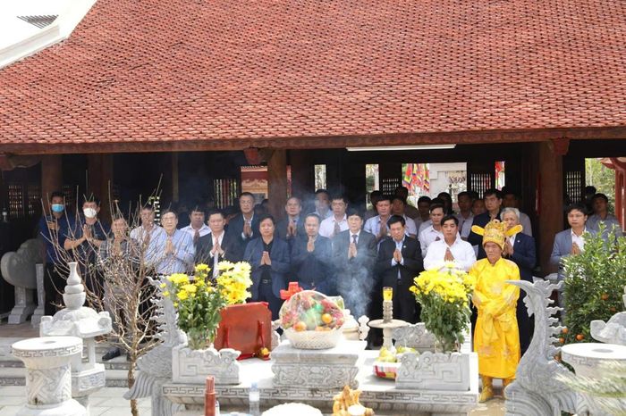 Lãnh đạo Tập đoàn Đèo Cả và các đại biểu dâng hương tri ân tiên tổ tại nhà thờ họ Hồ đại tộc.