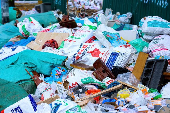 Rác thải sinh hoạt vứt ngay ngoài đường mà không được xử lý.