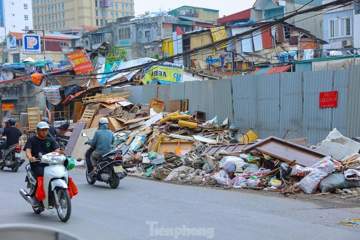 "Từ ngày bắt đầu giải phóng là tuyến đường bụi mù mịt, đập xong thì để nguyên gạch đá ở đấy, chưa kể rác thải đổ trộm vào khu đất để lâu ngày bốc mùi hôi thối, đặc biệt những hôm mưa", ông Dũng (phường Đống Đa) chia sẻ.