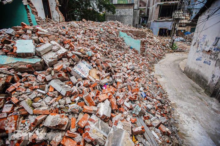 Công trình sau khi phá dỡ ngổn ngang phế liệu.