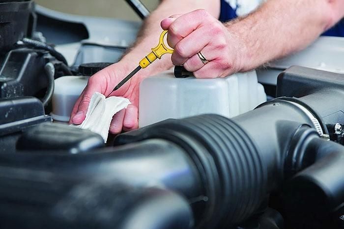 Việc biết cách kiểm tra mức dầu thủ công là kỹ năng quan trọng mà bất kỳ chủ xe nào cũng nên có. Ảnh: Internet