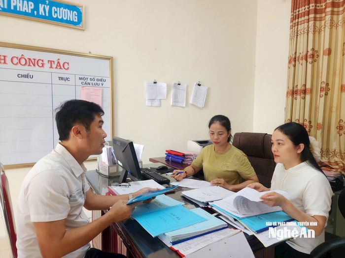 Ban Tuyển sinh của Trung tâm Giáo dục thường xuyên số 2 đang rà soát lại hồ sơ học sinh đăng ký vào lớp 10. Ảnh: Mỹ Hà