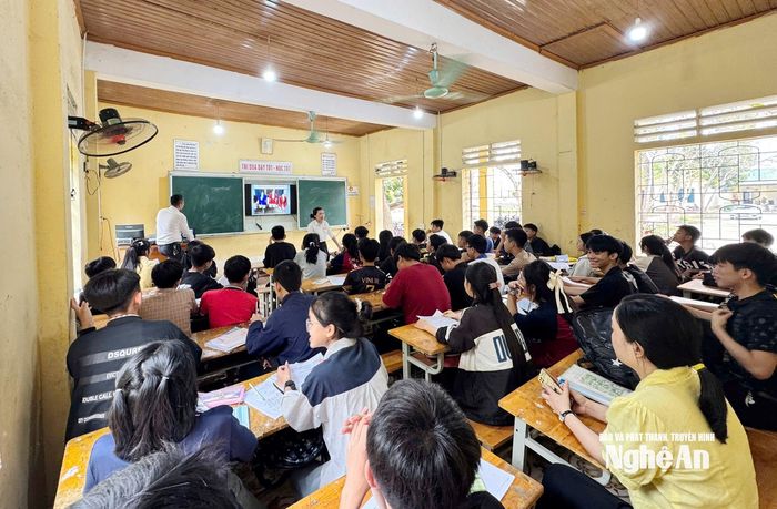 Giáo viên Trường Trung cấp kinh tế - công nghiệp - thủ công nghiệp Nghệ An tư vấn tuyển sinh cho học sinh trên địa bàn huyện Thanh Chương (cũ). Ảnh: Mỹ Hà