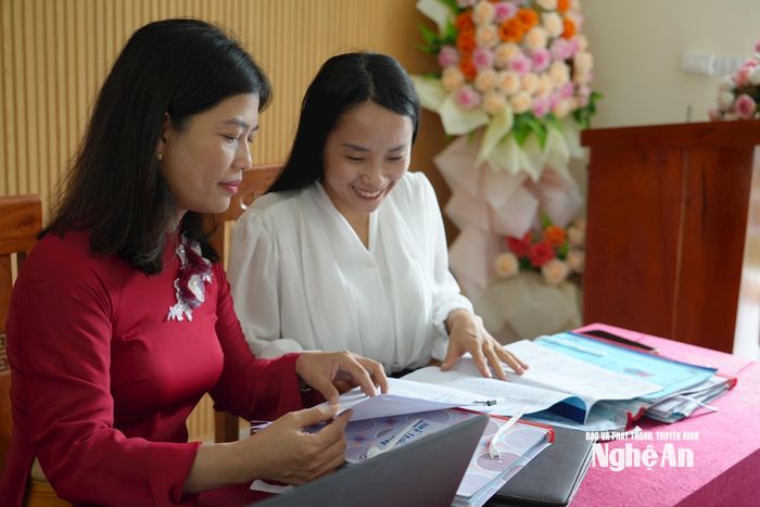 Giáo viên Trường THPT Mai Hắc Đế kiểm tra hồ sơ xét tuyển của các học sinh. Ảnh: Mỹ Hà