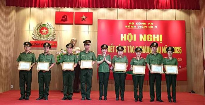 Đại tá Dương Thị Thu Hằng trao Giấy khen tặng các tập thể.