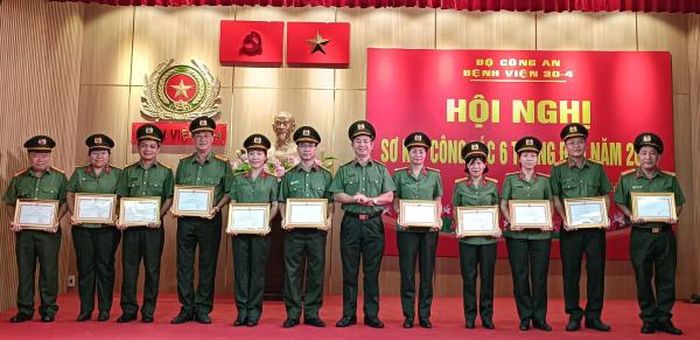 Thượng tá Nguyễn Trung Cang, Phó Giám đốc Bệnh viện 30-4 trao Giấy khen tặng các cá nhân.