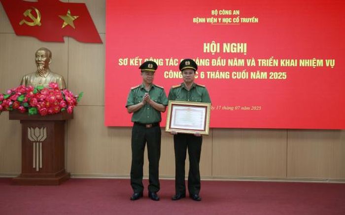 Thừa ủy quyền, Đại tá Vũ Văn Sơn, Phó Giám đốc bệnh viện trao Bằng khen của Thủ tướng Chính phủ tặng Thượng tá Vũ Xuân Thao, Phó trưởng Phòng Tổ chức Hành chính.