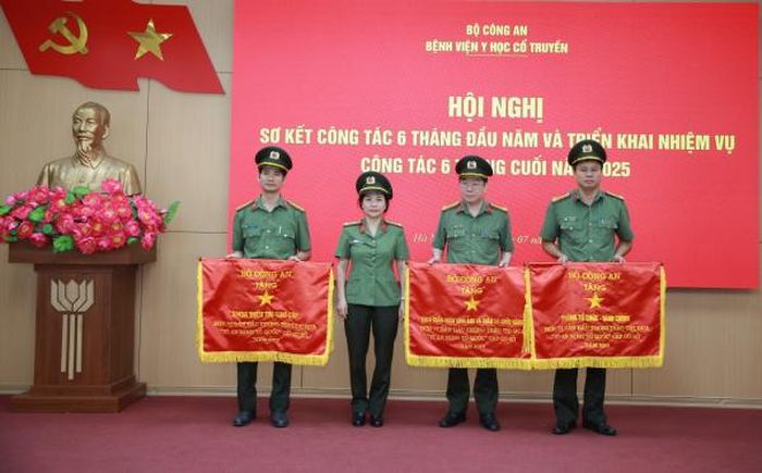Thừa ủy quyền, Đại tá Lê Thị Minh Nguyệt, Phó Giám đốc bệnh viện trao Cờ đơn vị dẫn đầu phong trào thi đua "Vì An ninh Tổ quốc cấp cơ sở" tặng Khoa điều trị cao cấp, Khoa chuẩn đoán hình ảnh và Phòng Tổ chức hành chính.