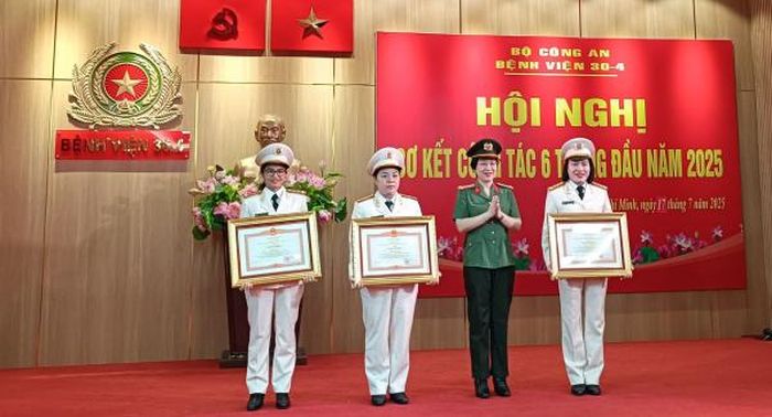 Thừa ủy quyền của Thủ tướng Chính phủ, Đại tá Dương Thị Thu Hằng trao Bằng khen tặng 3 cá nhân.