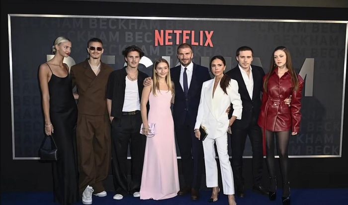 Nhà Beckham tham dự buổi công chiếu bộ phim tài liệu "Beckham" của Netflix. Trong ảnh có cả Nicola Peltz và bạn gái của Romeo, Mia Regan